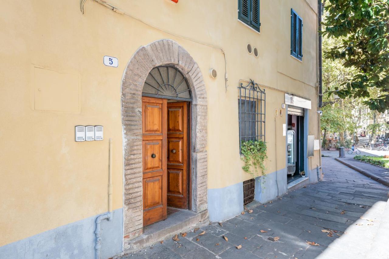 Piazza Napoleone Lovely Central Apartment Lucca Luaran gambar